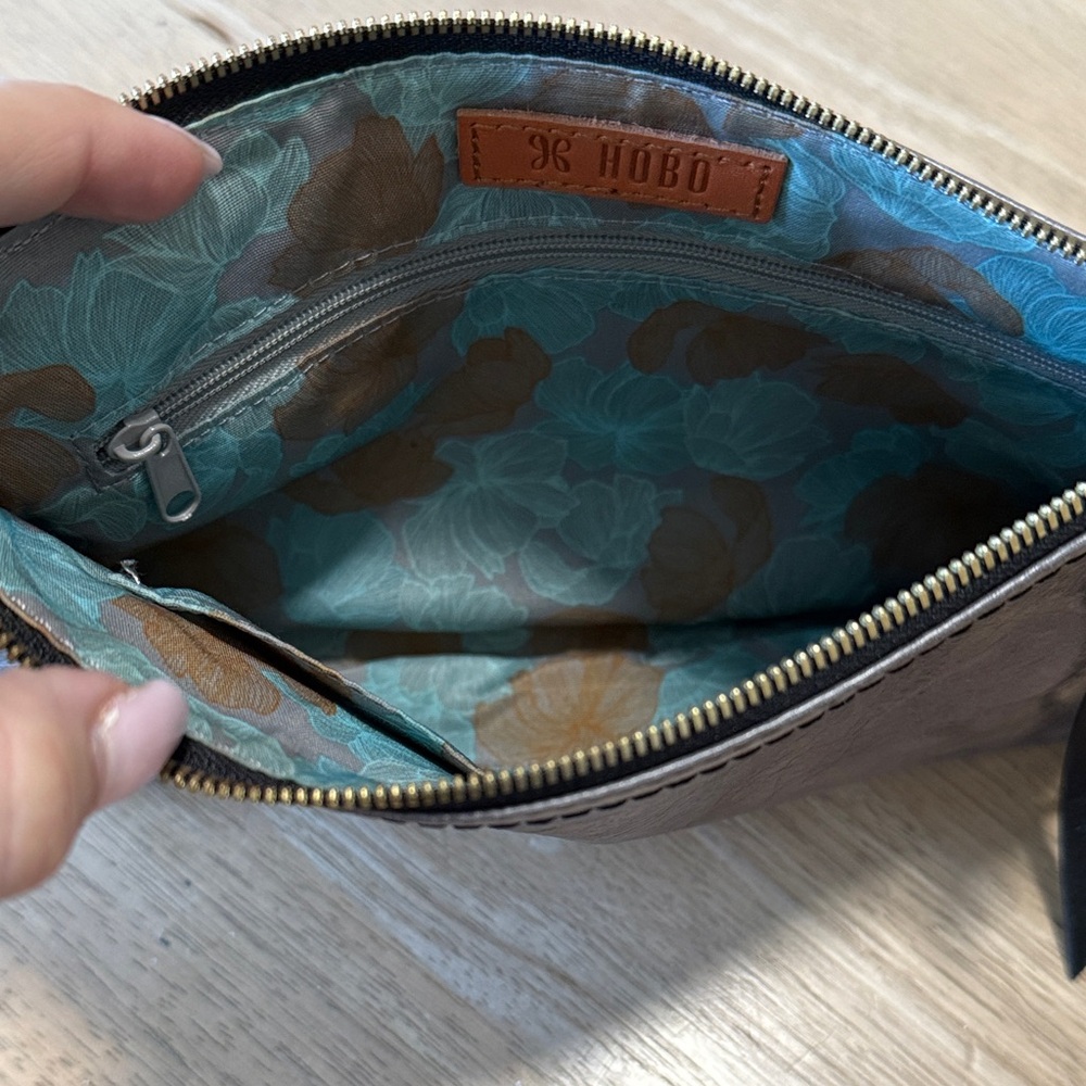 HOBO Elegant Gray Leather Wristlet - Picture 6 of 9
